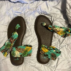 NWOT. Pineapple print Yoga Mat Sanuk sandals.